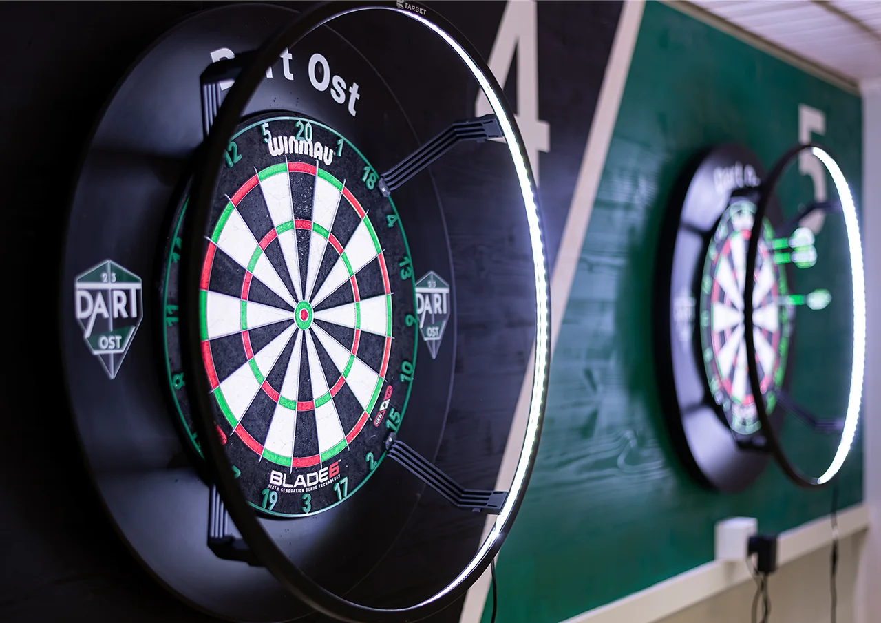 Beleuchtete Dartboards an der Wand im Vereinslokal